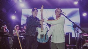Vokalis band Efek Rumah Kaca Cholil Mahmud mendapat gitar hasil daur ulang limbah dari tokoh pemuda Cianjur, Muhamad Abdul Azis Sefudin. Gitar ini simbol semangat Go Green atau ramah lingkungan.