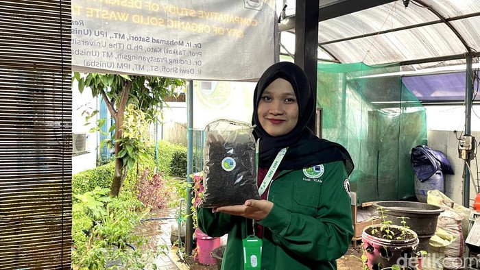 Hasil dari komposting selama 1 Bulan yang dikemas dengan plastik ramah lingkungan dengan berat 500 gram,