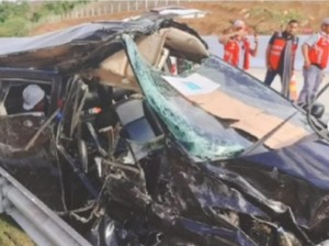 Mobil Tabrakan Akibat Pecah Ban di Jalan Tol Sibanceh, 3 Orang Tewas