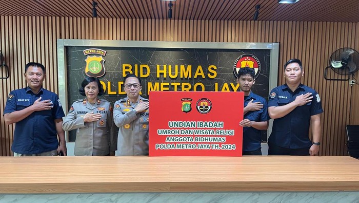 Humas Polda Metro Jaya memberikan hadiah umrah gratis kepada personel berprestasi di HUT Bhayangkara.