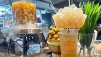 Es longan Savage (Rp 68 ribu) viral di media sosial karena topping lengkengnya berlimpah. Jumlahnya sampai hampir setengah kilogram!