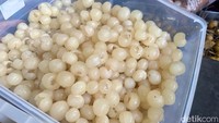 Liana mengatakan lengkeng impor Thailand punya kelebihan dari segi rasa yang lebih manis dan tekstur buah yang lebih juicy. Semua lengkeng dikupas manual satu per satu.