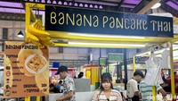 Pencinta camilan manis jangan sampai melewatkan Banana Pancake Thai di GW Food. Gerai bernama asli Kluay Kluay ini mudah dikenali dari warna kuning dan hitam.