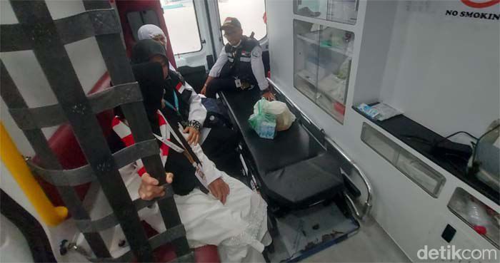 Jemaah lansia demensia bersama petugas haji saat dalam ambulans menuju Masjidil Haram.
