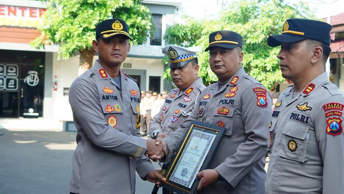 Kapolres memberikan penghargaan kepada anggota dan satker berprestasi.