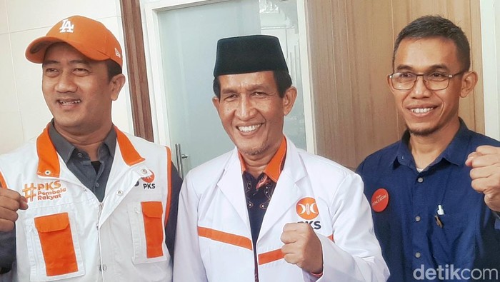 Ketua DPD PKS Karawang Budiwanto,  saat diwawancara awak media