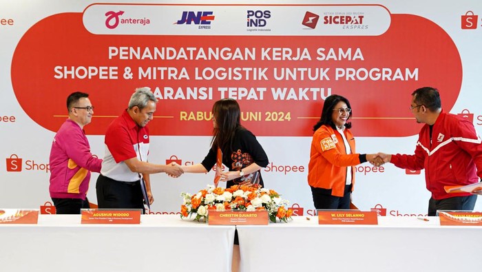 Kompak! Usaha Logostik Ini Wujudkan Shopee Tepat Waktu Empat perusahaan logistik terkemuka di Indonesia berkomitmen untuk
bersama-sama meningkatkan kualitas layanan pengiriman dan kepuasan pelanggan melalui program Garansi Tepat Waktu milik Shopee.