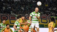 Pemain Persebaya, Mohammed Rashid saat menanduk dan menjebol gawang Persibo di menit ke-70 (Foto: Rifki Afifan Pridiasto/detikJatim)