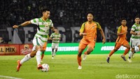 Pemain anyar Persebaya, Malik Risaldi saat mendrible bola (Foto: Rifki Afifan Pridiasto/detikJatim)