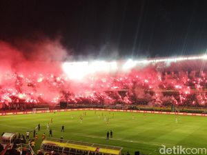 Menyala! Pesta Flare Kemenangan Persebaya di Laga Anniversary Game