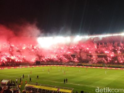 Menyala! Pesta Flare Kemenangan Persebaya di Laga Anniversary Game