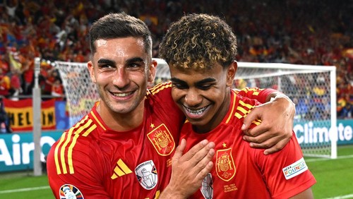 GELSENKIRCHEN, GERMANY - JUNE 20: Ferran Torres and Lamine Yamal of Spain embrace after the teams victory in the UEFA EURO 2024 group stage match between Spain and Italy at Arena AufSchalke on June 20, 2024 in Gelsenkirchen, Germany. (Photo by Michael Regan - UEFA/UEFA via Getty Images)