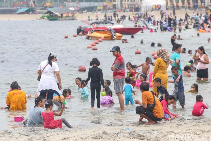 Sejumlah pengunjung memadati Pantai Lagoon Taman Impian Jaya Ancol, Jakarta, Sabtu (29/6/2024). Memasuki musim libur anak sekolah seperti yang terjadi pada saat ini, kawasan Pantai Ancol diserbu pengunjung.