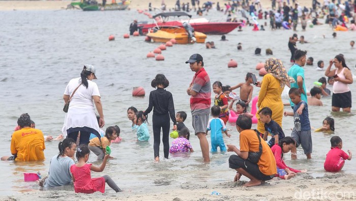 Liburan Sekolah, Pengunjung Padati Pantai Ancol Sejumlah pengunjung memadati Pantai Lagoon Taman Impian Jaya Ancol, Jakarta, Sabtu (29/6/2024). Memasuki musim libur anak sekolah seperti yang terjadi pada saat ini, kawasan Pantai Ancol diserbu pengunjung.