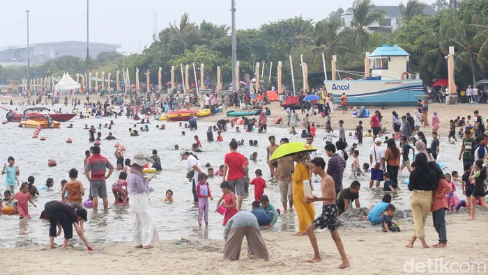 Liburan Sekolah, Pengunjung Padati Pantai Ancol Sejumlah pengunjung memadati Pantai Lagoon Taman Impian Jaya Ancol, Jakarta, Sabtu (29/6/2024). Memasuki musim libur anak sekolah seperti yang terjadi pada saat ini, kawasan Pantai Ancol diserbu pengunjung.