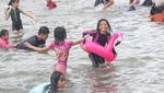 Liburan Sekolah, Pengunjung Padati Pantai Ancol