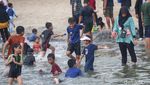 Liburan Sekolah, Pengunjung Padati Pantai Ancol