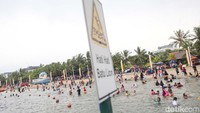 Selain bermain di pantai, ada sejumlah acara digelar untuk menarik minat wisatawan.