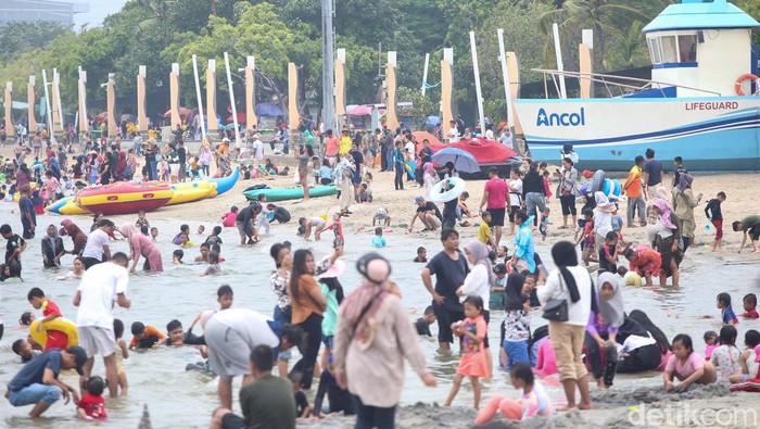 Sejumlah pengunjung memadati Pantai Lagoon Taman Impian Jaya Ancol, Jakarta, Sabtu (29/6/2024). Memasuki musim libur anak sekolah seperti yang terjadi pada saat ini, kawasan Pantai Ancol diserbu pengunjung.