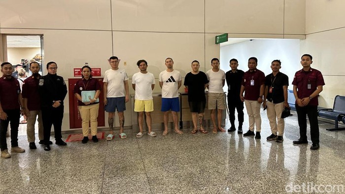 Lima WN Taiwan pelaku penipuan online atau scamming, dideportasi dari Bali, Jumat (28/6/2024).