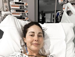 Foto Bintang Reality TV yang Hidup Pakai Kantung Stoma di Perut