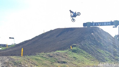Lucas Coenen saat melintas di garis finis Sirkuit Eks Bandara Selaparang, Mataram, Sabtu (29/6/2024). (Foto: Nathea Citra/detikBali)