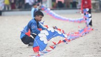 Festival layang-layang bertaraf internasional digelar di Pantai Pasir Putih, Taman Impian Jaya Ancol, Jakarta Utara, Sabtu (29/6/2024).