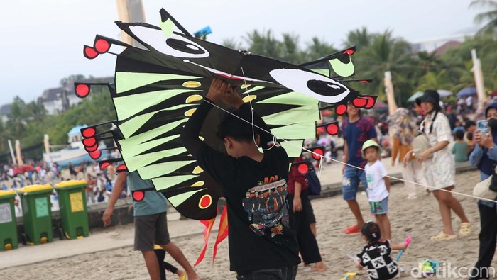 Festival layang-layang bertaraf internasional digelar di Pantai Pasir Putih, Taman Impian Jaya Ancol, Jakarta Utara, Sabtu (29/6/2024). Festival layang-layang bernama Jakarta International Kite Festival ini digelar 22 Juni hingga 7 Juli 2024.