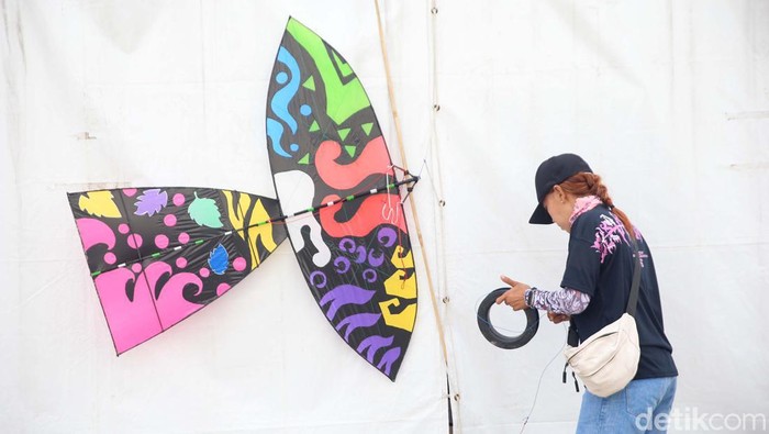Festival layang-layang bertaraf internasional digelar di Pantai Pasir Putih, Taman Impian Jaya Ancol, Jakarta Utara, Sabtu (29/6/2024). Festival layang-layang bernama Jakarta International Kite Festival ini digelar 22 Juni hingga 7 Juli 2024.