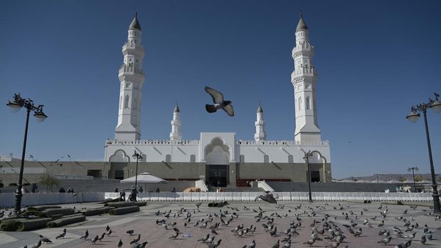 Burung merpati terbang berlatar belakang Masjid Quba di Madinah, Arab Saudi, Jumat (28/6/2024). Masjid Quba merupakan masjid pertama yang dibangun Rasulullah SAW pada 622 masehi saat Nabi melaukan hijrah dari Makkah ke Madinah. ANTARA FOTO/Sigid Kurniawan/Spt..