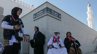 Menariknya, dalam proses pembangunan Masjid Quba, Nabi Muhammad ikut terlibat sendiri membawa bahan-bahan bangunan. Bahkan, badan Rasulullah dipenuhi debu dan pasir. Setelah masjid Quba selesai dibangun, Nabi Muhammad turut memimpin salat terbuka untuk para sahabat. Bahkan, Rasulullah semasa hidupnya selalu pergi ke Masjid Quba setiap hari Sabtu, Senin, dan Kamis. 