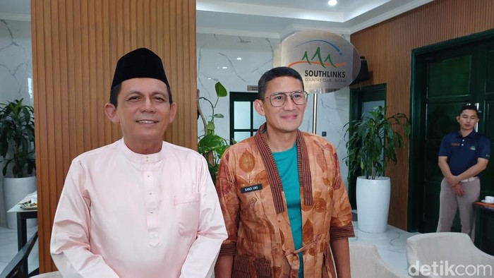 Menparekraf Sandiaga Uno dan Gubernur Kepri, Ansar Ahmad menyampaikan regulasi VOA.