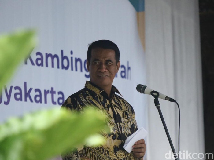 Menteri Pertanian (Mentan) Andi Amran Sulaiman saat kunjungan kerja di Kapanewon Turi, Kabupaten Sleman, Sabtu (29/6/2024).