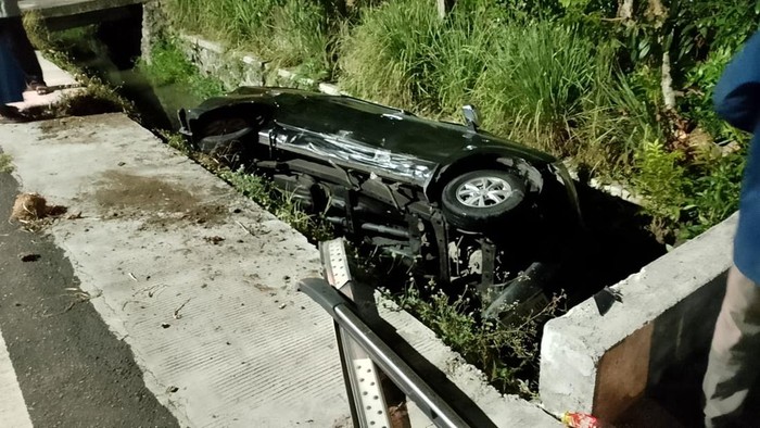 Mobil Avanza nyemplung di parit Wates, Kulon Progo, Jumat (28/6) malam.