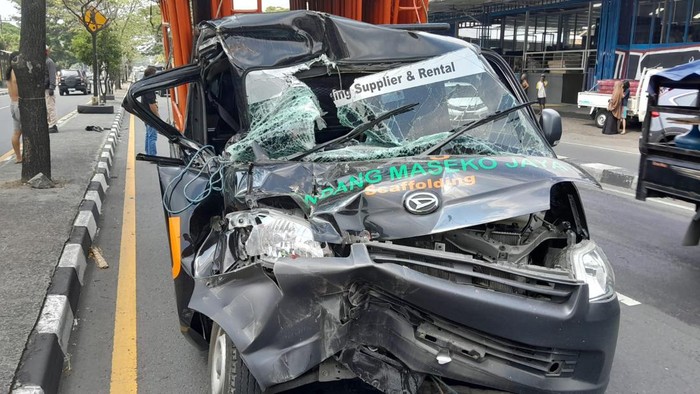 Mobil yang terlibat tabrakan di Jalan Ring Road Selatan, Glugo, Panggungharjo, Kapanewon Sewon, Bantul, Sabtu (29/6/2024).