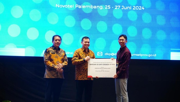 Pertamina Patra Niaga menyerahkan bantuan cool box untuk masyarakat pelaku usaha perikanan, nelayan dan pedagang ikan di wilayah Sumsel.
