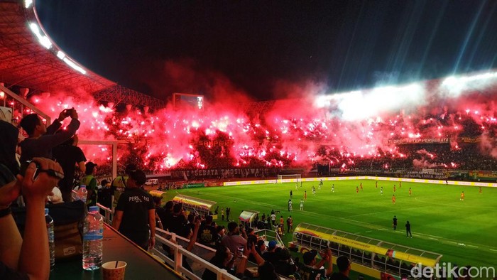 Pesta flare di Stadion GBT Surabaya saat laga Anniversary Game Persebaya vs Persibo