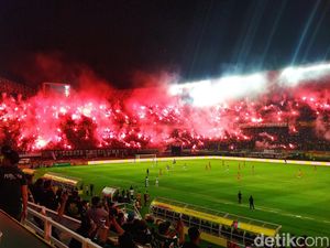 Pesta Flare Tutup Laga Anniversary Game Persebaya Vs Persibo