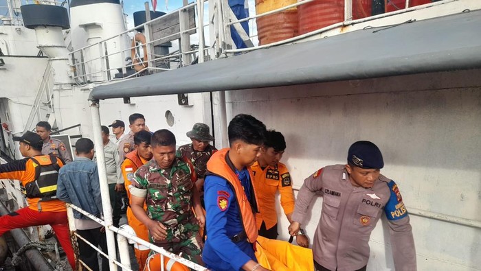 Petugas mengevakuasi korban tewas akibat kapal bocor di Tapteng