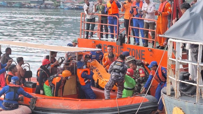 Petugas mengevakuasi korban tewas akibat kapal bocor di Tapteng