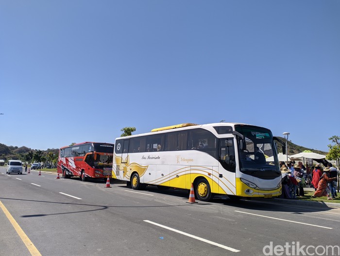 Petugas menilang kendaraan yang tidak dilengkapi uji kir dan izin muat di depan Sirkuit Mandalika, Lombok Tengah, Sabtu (29/6/2024). ( Foto: Ahmad Viqi/detikBali)