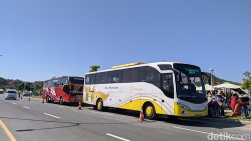 Petugas menilang kendaraan yang tidak dilengkapi uji kir dan izin muat di depan Sirkuit Mandalika, Lombok Tengah, Sabtu (29/6/2024). ( Foto: Ahmad Viqi/detikBali)