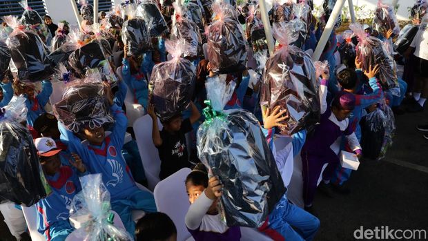 Polresta Malang berbagi alat sekolah ke pelajar SD