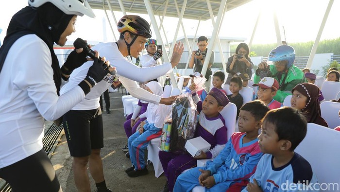 Polresta Malang berbagi alat sekolah ke pelajar SD
