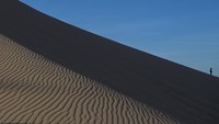 Jabal Malaikat merupakan bukit yang istimewa karena seluruhnya diselimuti pasir halus.  