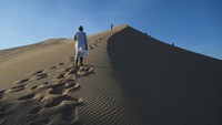 Pengunjung mendaki Jabal Malaikat di Badar, Arab Saudi, Jumat (28/6/2024).