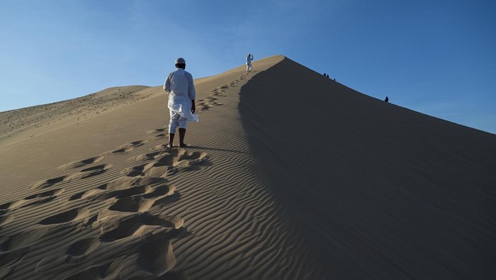 Potret Gunung Jabal Malaikat, Tempat Perang Badar Rasulullah Pengunjung mendaki Jabal Malaikat di Badar, Arab Saudi, Jumat (28/6/2024). Jabal Malaikat adalah gunung di Arab Saudi tempat turunnya ribuan malaikat untuk membantu pasukan Rasulullah SAW yang berjumlah 313 orang menghadapi pasukan Quraisy yang berjumlah sekitar 1.000 orang dalam perang Badar pada 17 Ramadhan 2 Hijriah. ANTARA FOTO/Sigid Kurniawan/foc.