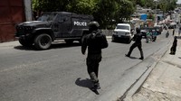 Polisi Kenya berpatroli di jalan-jalan Port-Au-Prince dengan atribut lengkap dan menggunakan kendaraan lapis baja pada Jumat (28/6). Warga menyatakan harapannya setelah kontingen pertama polisi Kenya tiba di negara Karibia tersebut, sebagai bagian dari misi yang telah lama tertunda untuk membantu polisi memerangi geng-geng bersenjata.
