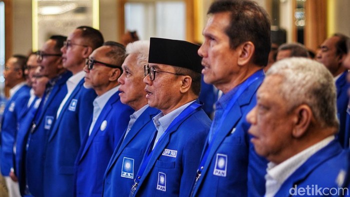 Ketua Umum PAN (Partai Amanat Nasional) Zulkifli Hasan memberi sambutan saat Rakernas (Rapat Kerja Nasional) ke 4 di Jakarta, Sabtu (29/6/2024).