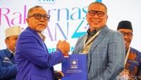 Dewan Pimpinan Pusat (DPP) PAN juga memberikan surat rekomendasi kepada delapan pasangan calon untuk diusung di Pilkada Serentak 2024.